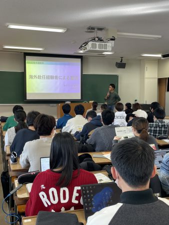 「知の広場（国際化対応）」の講義で工学部機械工学科卒業生の上原賢祐氏による講演会を開催しました
